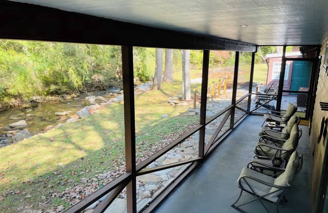 Peaceful Firefly Creek Cabin in Nantahala- pet-friendly