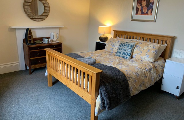 Peaceful garden view double, ensuite, opposite beach, garden & bike store
