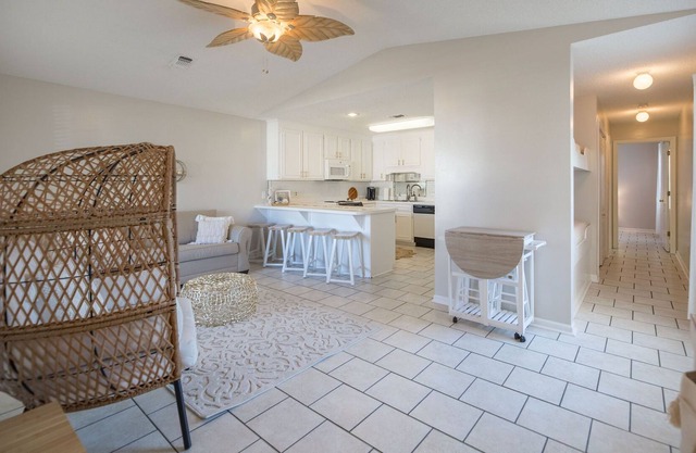 Peaceful Gated Resort-4 Min Walk To BeachAll New Furniture & Costal Glam Decor