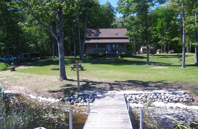 Escapade paisible sur le lac intérieur entre l'île Mackinac et les roches illustrées.