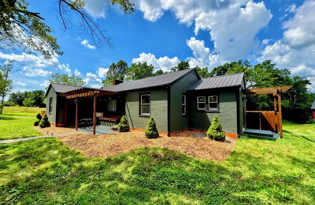 Serene Nature Retreat: Hot tub, Fenced backyard, Grill, Nature trail