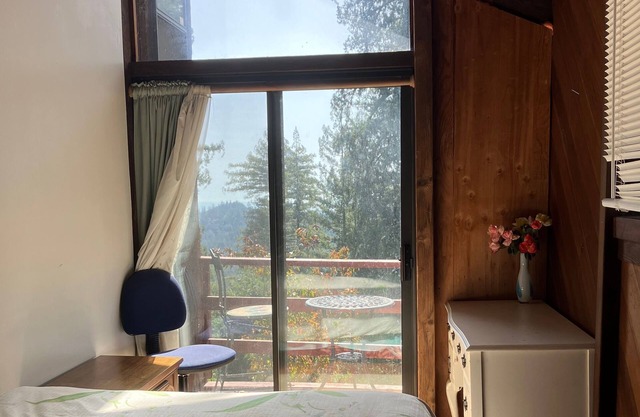 Peaceful Gorgeous View U1 in 45acre Redwood Retreat WiFi