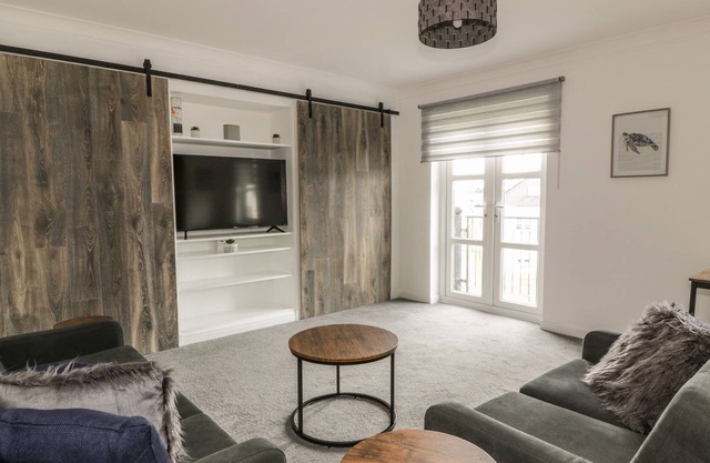 Peaceful Harbourside Flat, IRVINE