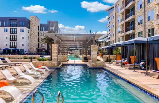 Peaceful Hideaway W/ Pool, Gym & Free parking