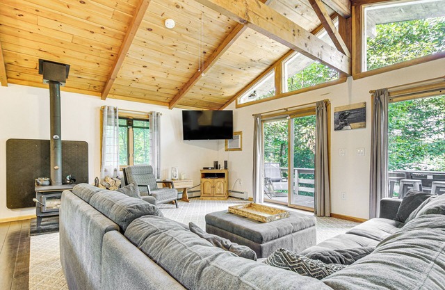 Peaceful Highland Lake Home w/ Kayaks, Dock Access