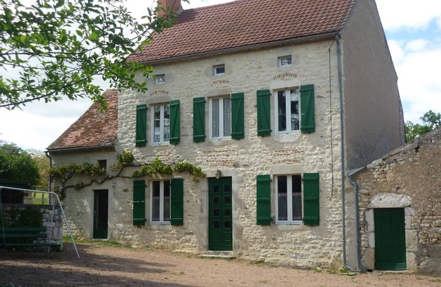 Maison de ferme rénovée en pierre avec jardin, cheminée, WIFI, équipements bébé, animaux acceptés
