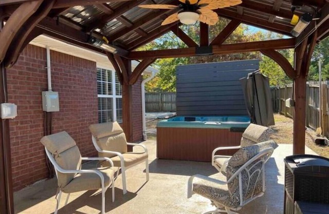 Peaceful Home close to I-49 and Razorback Stadium