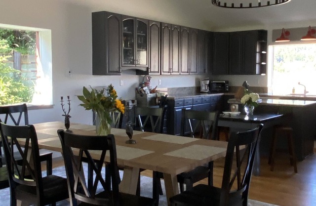 Peaceful Home, Minutes to Town Square, Mountains and Hiking Right from Your Door