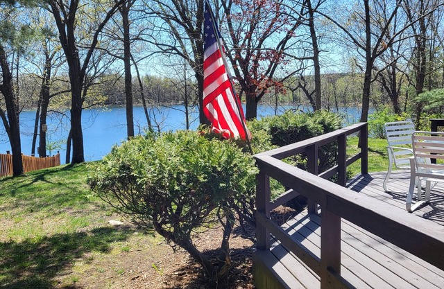 Peaceful home on little Round lake near EAA, Iola car show & the Packer Stadium.