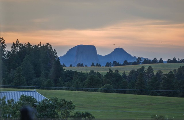 Peaceful home with breath-taking views of Devils Tower & room to roam