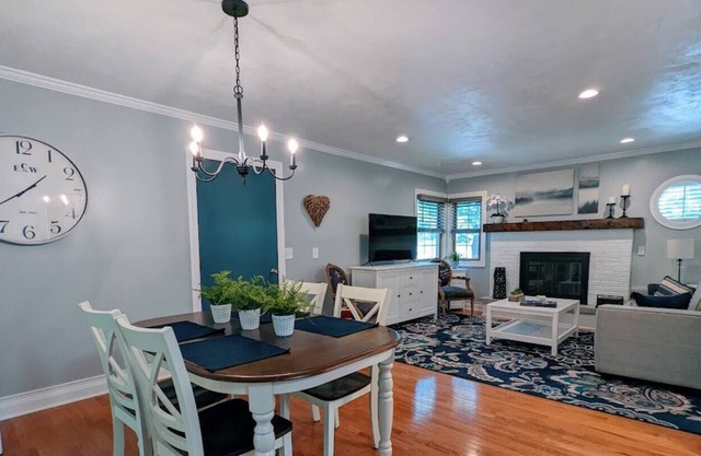 Peaceful Kettle Moraine Oasis. 4 Bedroom/3 Bath Across from WW Lake.