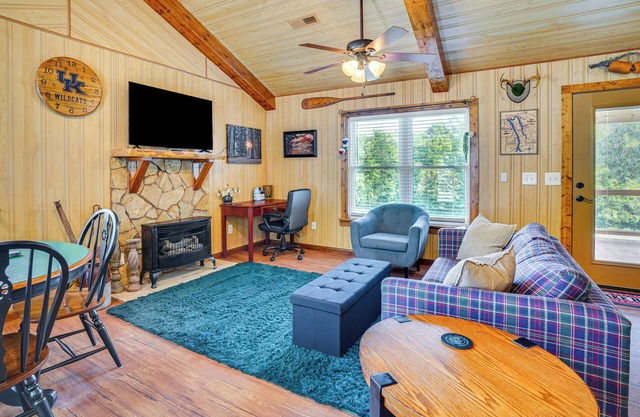 Peaceful Kuttawa Cabin w/ Fire Pit: Explore & Play