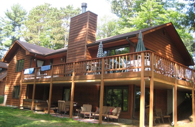 Beau lac paisible + jacuzzi maison avec 3 lits / 3 salles de bain + 2 lits king / 4 lits jumeaux niveau 2