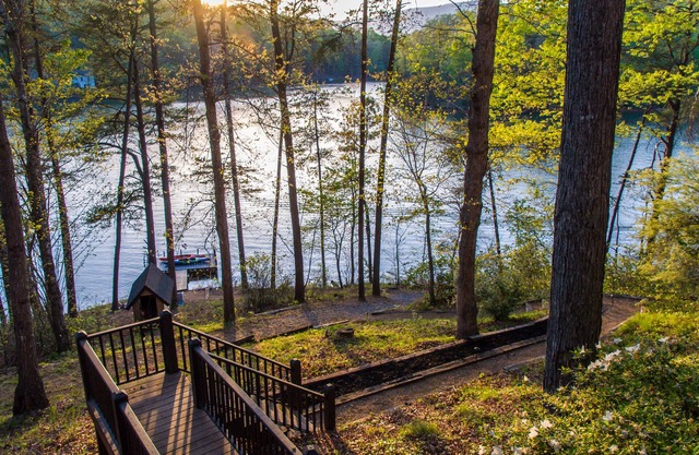 Peaceful Lake House Retreat: Swim, Kayaks, SUPs