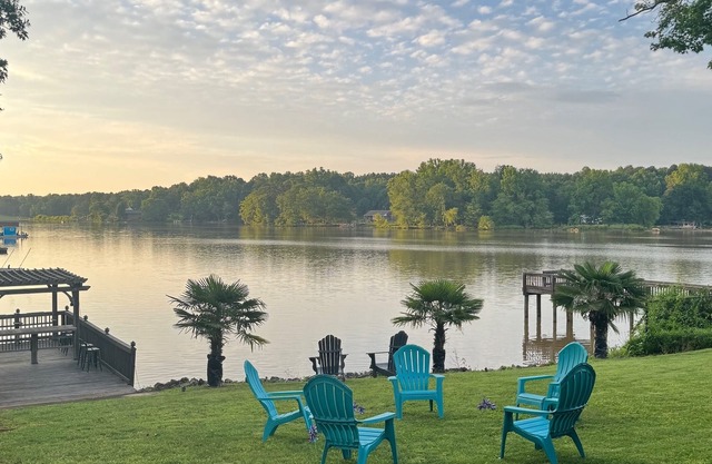 Peaceful Lake Wylie Waterfront Home in Belmont. Great Views, Beautiful interiors
