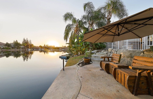 Peaceful Lakefront house -5 min away from Golf Course