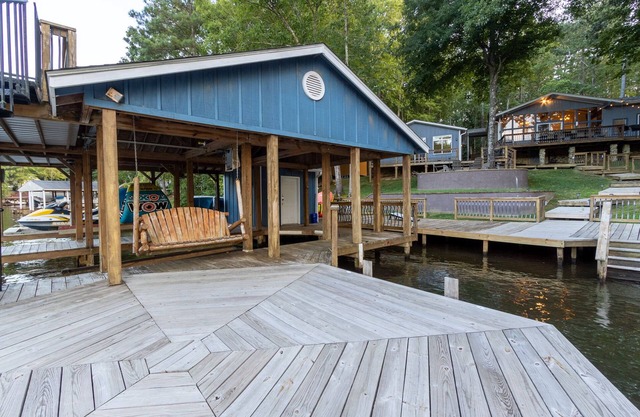 Peaceful lakehouse on deep water cove, firepit, tiki bar