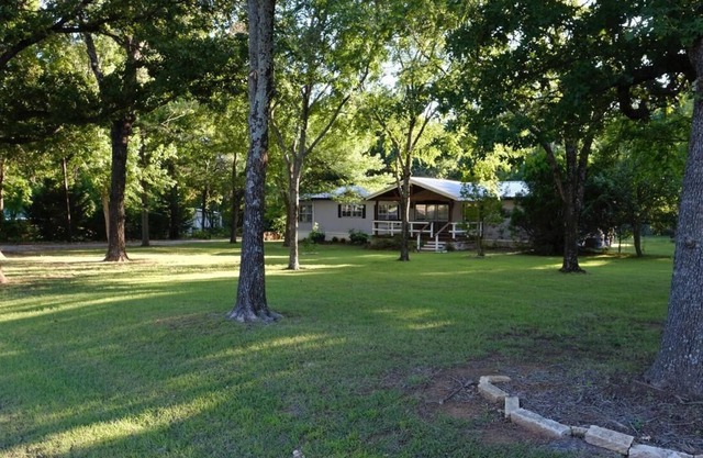 Peaceful Lakehouse Retreat- 2 minutes from the water