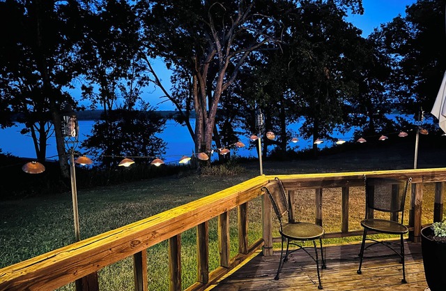 Peaceful lakeside cabin with amazing views, private fishing & swimming dock