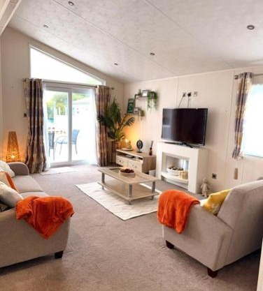 Peaceful Lakeside Chalet - LONG TERM STAYS Welcome