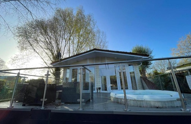 Peaceful Lakeside Lodge LF with hot tub, private fishing peg situated Tattershall Lakes
