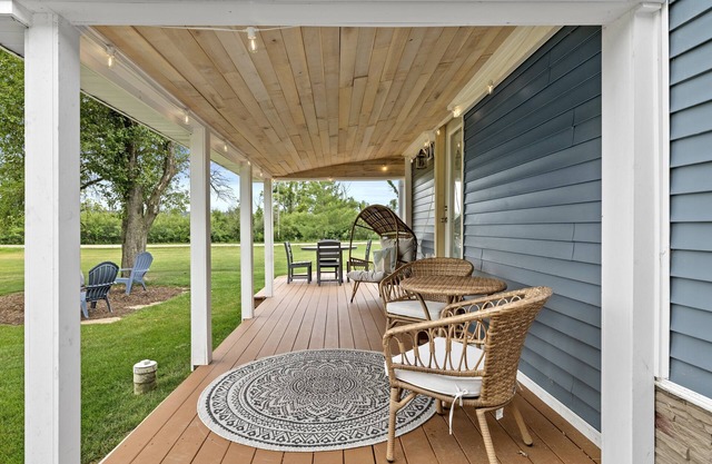 Sunny Lakeside Retreat. Dog Friendly!