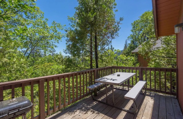 Peaceful Lakeside Stay Close to Yosemite’s Iconic Trails and Bass Lake Views