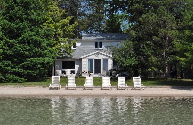 Villa paisible au bord du lac sur le lac Big Glen. Vues magnifiques!