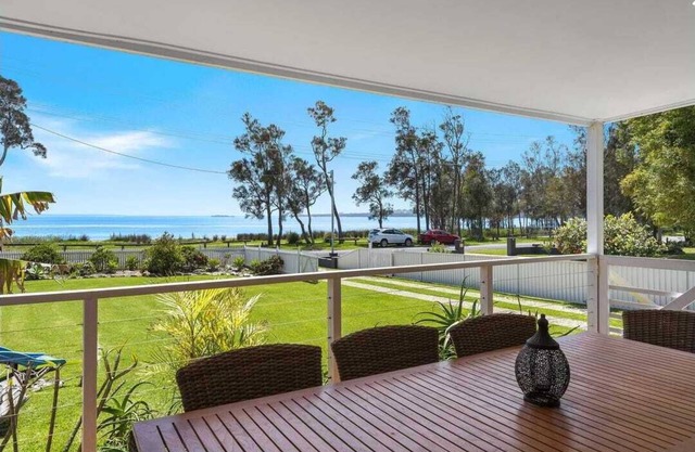Peaceful Lakeviews retreat, great beaches at your doorstep, and endless walks