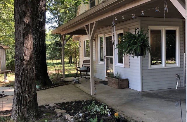 Peaceful Lodge, private drive, 2 boat garage, near launch on Lake Guntersville