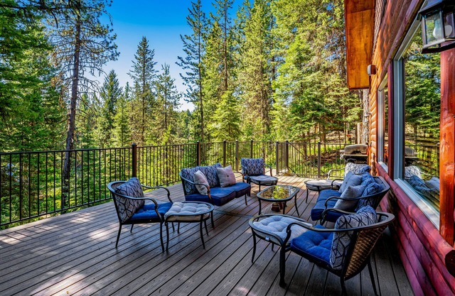 Cabane en rondins paisible avec un foyer, une terrasse avec vue sur la forêt et une maison de jeu!