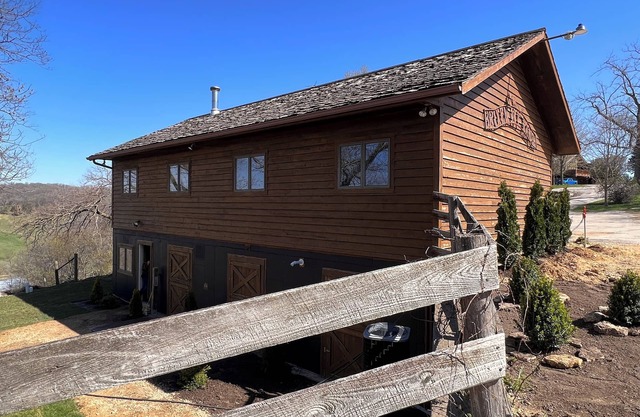 Peaceful luxury "honeymoon" suite, ten mile view! Large hottub, on working ranch