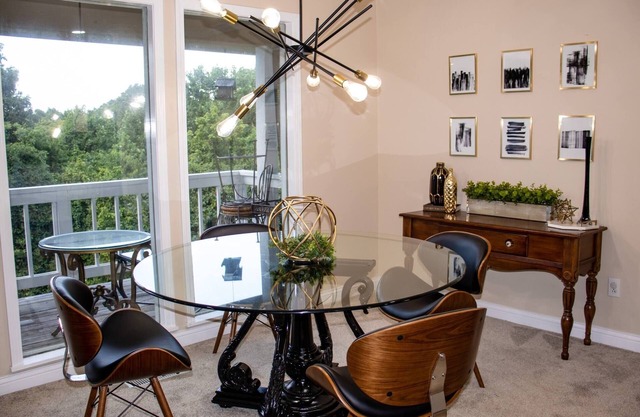 Peaceful Modern Lakeside Condo 3 BR + Laundry Unit