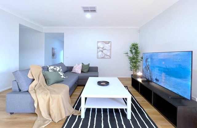 Peaceful Modern Parkfront Retreat in Pakenham
