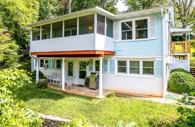 Peaceful mountain lake retreat with free WiFi and private patio