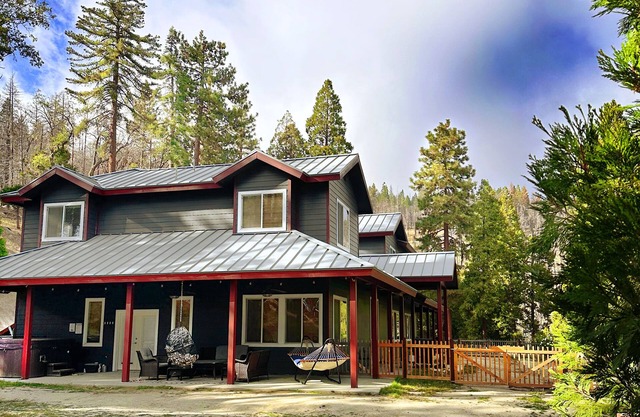Peaceful Mountain Cabin w/ Hot Tub. Pet Friendly. By Lake Isabella & Kern River.