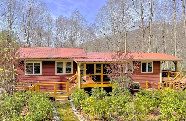 Peaceful Mountain Retreat Nestled on 3.5 Acres - Multi-Tier Deck, Creek Access!