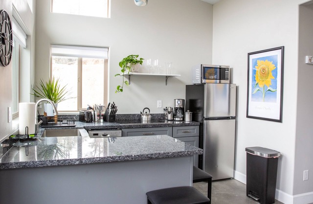 Peaceful Mountain Casita--next to hiking trails and close to downtown