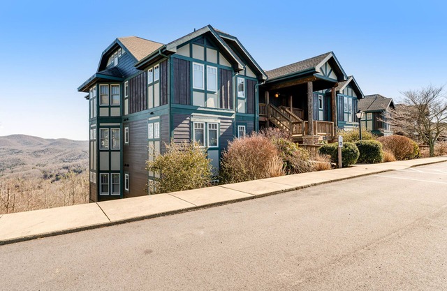 Peaceful mountain getaway with pools, hiking trails & bocce courts