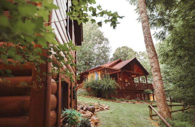 Peaceful Mountain Log Cabin Getaway with Hot Tub!