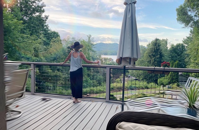 Peaceful Mountain Retreat, Close to Everything, Hot Tub & EV Charger!