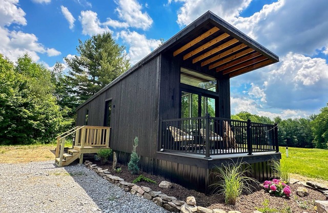 Peaceful mountain view retreat with kitchenette & deck - near skiing
