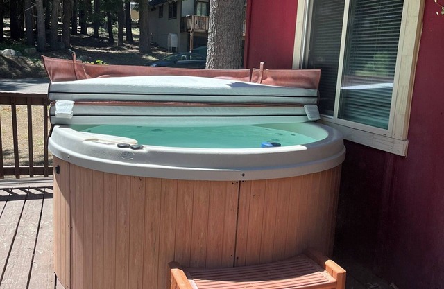 Le chalet Cholula comprend 4 chambres et un bain à remous