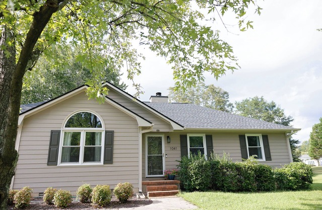Peaceful neighborhood retreat minutes from downtown watkinsville and wire park.