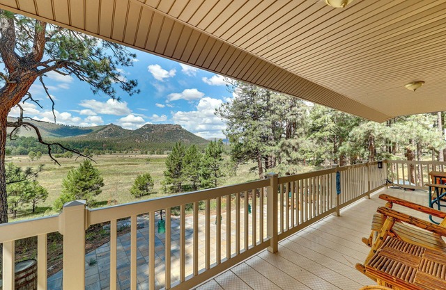 Peaceful Nutrioso Cabin Retreat w/ Mountain Views!
