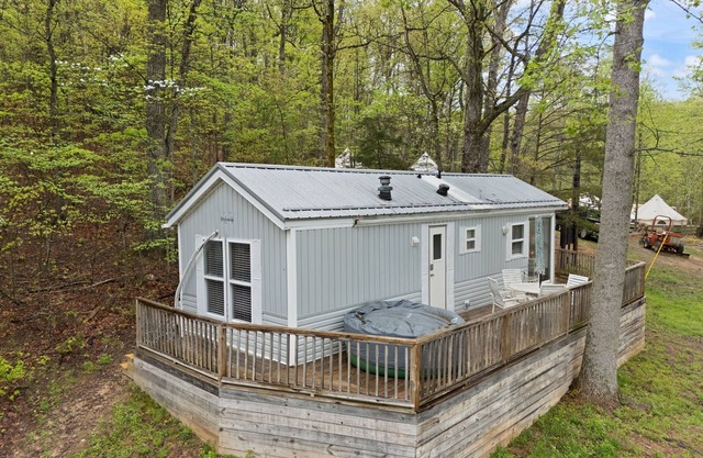PEACEFUL RETREAT CABIN WITH HOT-TUB,OPEN VIEWS OF HORSE-FIELD
