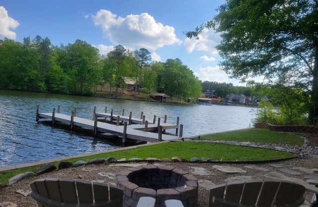 Peaceful Pet Friendly 3BR 2BA Cottage w/ dock!