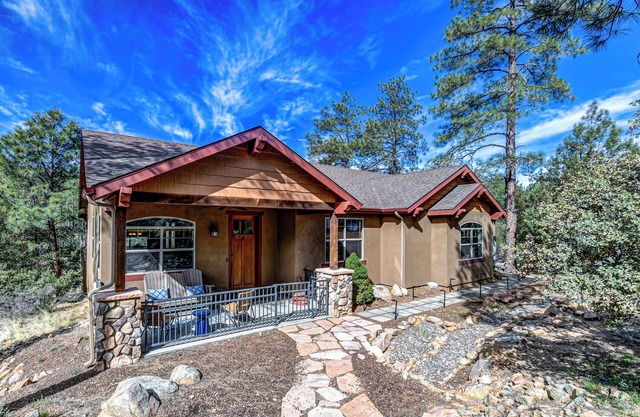 Peaceful Pines Home - 2bdr/2ba on 1 acre - 7 min from Downtown!