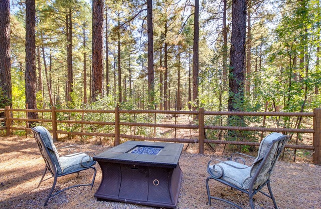 Peaceful Pinetop Hideaway w/Yard - Dog Friendly!