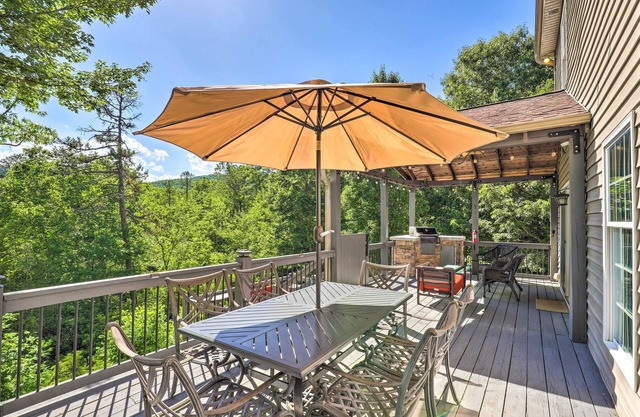 Peaceful Pisgah Mountain Getaway w/ Hot Tub!